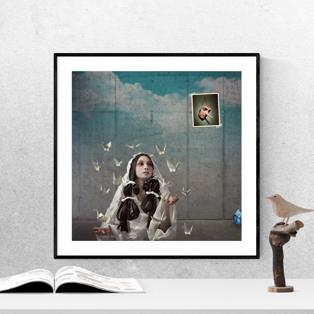The Concrete Room - original surrealistisk kunst, der viser en kvinde iklædt hvidt, som er omgivet af papirfoldede fugle. Hun sidder i et betonrum og på væggen bag hende er der opklæbet et billede, som viser en hængende maske med lang næse - af billedkunstner og surrealist Hugo Sax