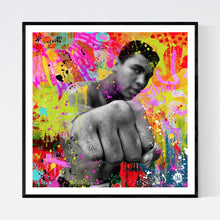 The Greatest - moderne pop art kunst, der viser Muhammad Ali stående i bar overkrop med en fremstrakt knytnæve. Knytnæven er knivskarp, mens hovedet er slørret. Bargrunden er abstrakt og meget farverig og der er malerstænk og -klatter overalt - af billedkunstner og pop artist Helt Sort