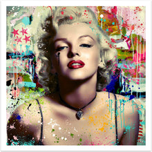 The Showgirl - moderne pop art kunst, der viser den ikoniske skuespiller Marilyn Monroe uden tøj på. Om halsen bærer hun en lædersnor med et stort diamantlignende smykke. På hende og i baggrunden er der abstakte malerstænk og -klatter i mange farver - fra online galleriet Helt Sort Galleri