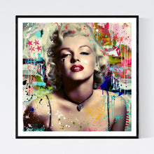 The Showgirl - moderne pop art kunst, der viser den ikoniske skuespiller Marilyn Monroe uden tøj på. Om halsen bærer hun en lædersnor med et stort diamantlignende smykke. På hende og i baggrunden er der abstakte malerstænk og -klatter i mange farver - af billedkunstner og pop artist Helt Sort