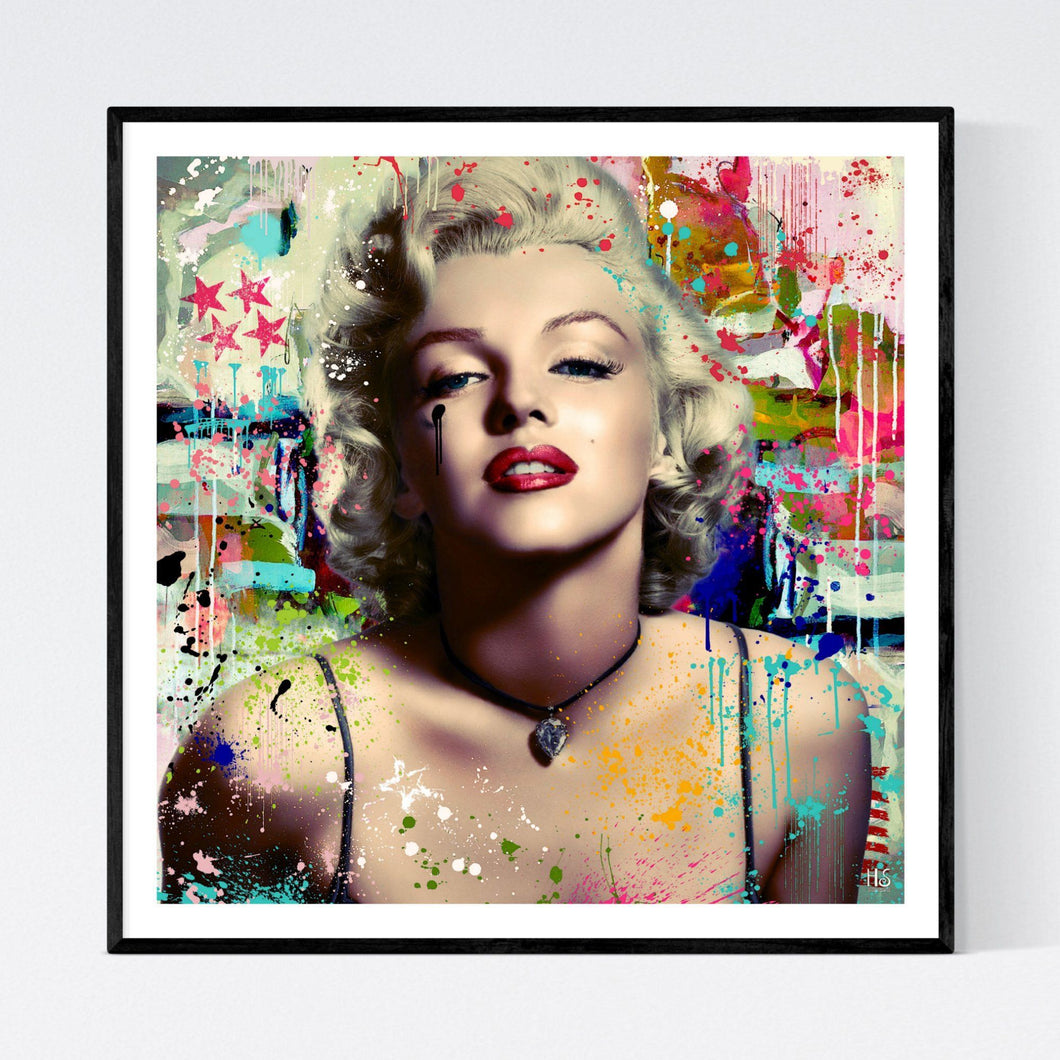 The Showgirl - moderne pop art kunst, der viser den ikoniske skuespiller Marilyn Monroe uden tøj på. Om halsen bærer hun en lædersnor med et stort diamantlignende smykke. På hende og i baggrunden er der abstakte malerstænk og -klatter i mange farver - af billedkunstner og pop artist Helt Sort