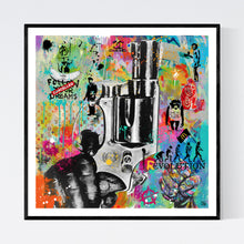 Time Flies - original og spektakulær pop art kunst, der viser en abehånd holdende på en revolver. Baggrunden er med diverse stencils og bl.a. af Banksy. Det hele på en meget abstrakt og kulørfyldt baggrund - af billedkunstner og pop artist Helt Sort